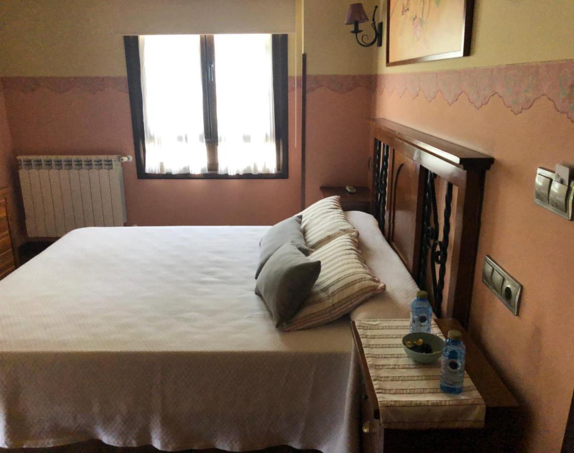 Hotel Restaurante La Carasca Orlé 외부 사진
